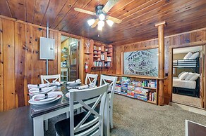 Dog-friendly Roscommon Cabin, Walk to Higgins Lake