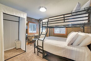 Dog-friendly Roscommon Cabin, Walk to Higgins Lake