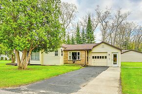 Dog-friendly Roscommon Cabin, Walk to Higgins Lake