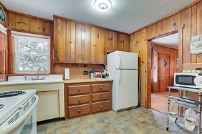 Dog-friendly Roscommon Cabin, Walk to Higgins Lake