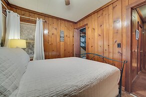 Dog-friendly Roscommon Cabin, Walk to Higgins Lake