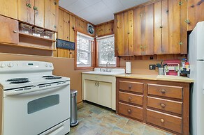 Dog-friendly Roscommon Cabin, Walk to Higgins Lake