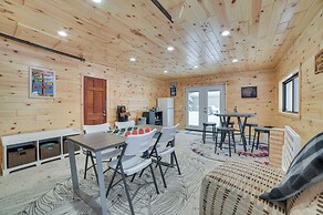 Dog-friendly Roscommon Cabin, Walk to Higgins Lake