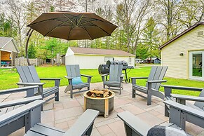 Dog-friendly Roscommon Cabin, Walk to Higgins Lake