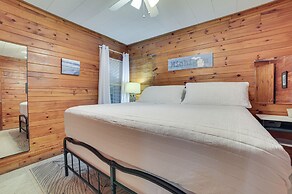 Dog-friendly Roscommon Cabin, Walk to Higgins Lake