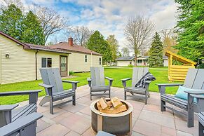 Dog-friendly Roscommon Cabin, Walk to Higgins Lake