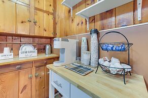 Dog-friendly Roscommon Cabin, Walk to Higgins Lake