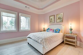 Sprawling Suwanee Home: Theater, Pool, Hot Tub!