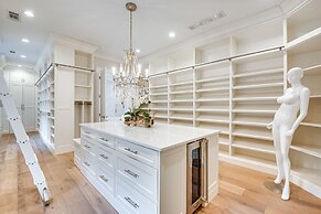 Sprawling Suwanee Home: Theater, Pool, Hot Tub!