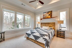 Sprawling Suwanee Home: Theater, Pool, Hot Tub!