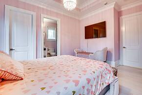 Sprawling Suwanee Home: Theater, Pool, Hot Tub!