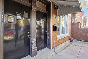 Chic Chicago Retreat 2 Bedroom Home by RedAwning