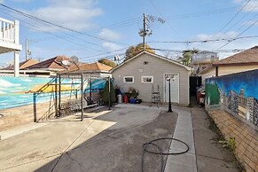 Chic Chicago Retreat 2 Bedroom Home by RedAwning