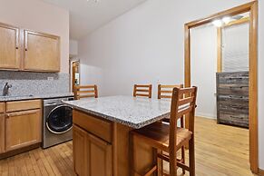 Chic Chicago Retreat 2 Bedroom Home by RedAwning