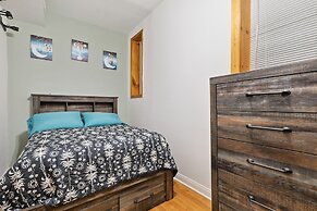 Chic Chicago Retreat 2 Bedroom Home by RedAwning