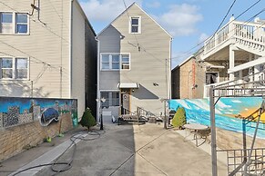 Chic Chicago Retreat 2 Bedroom Home by RedAwning