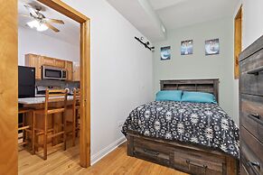 Chic Chicago Retreat 2 Bedroom Home by RedAwning