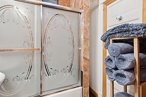 Chic Chicago Retreat 2 Bedroom Home by RedAwning