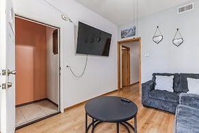 Chic Chicago Retreat 2 Bedroom Home by RedAwning