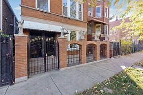 Chic Chicago Retreat 2 Bedroom Home by RedAwning