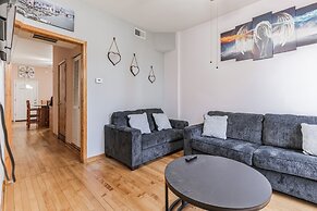 Chic Chicago Retreat 2 Bedroom Home by RedAwning