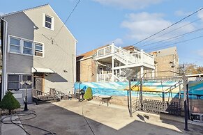 Chic Chicago Retreat 2 Bedroom Home by RedAwning