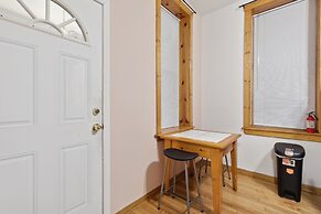 Chic Chicago Retreat 2 Bedroom Home by RedAwning