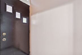 Chic Chicago Retreat 2 Bedroom Home by RedAwning