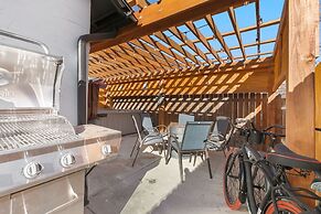 Old Town Retreat w/ Hot Tub Steps From Csu!