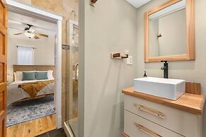 Lavish Retreat in Old Town - Walk Everywhere!