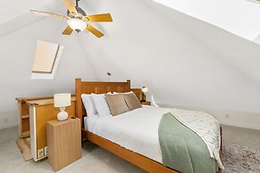 Lavish Retreat in Old Town - Walk Everywhere!