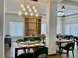 Crown Himalaya Hotel