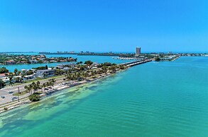 Longboat Key Cedars Beach House-pet Friendly-2 Minute To The Beach