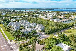 Longboat Key Cedars Beach House-pet Friendly-2 Minute To The Beach