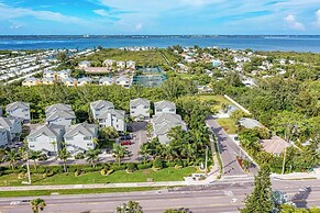 Longboat Key Cedars Beach House-pet Friendly-2 Minute To The Beach