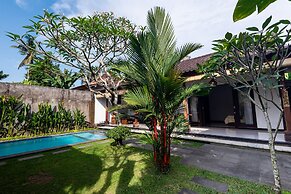 De Cahyani Private Villa by Supala