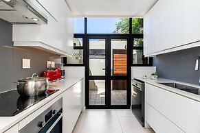 Camps Bay Nest - Townhouse With Ocean Views
