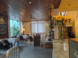 Guilin Village Creek Inn