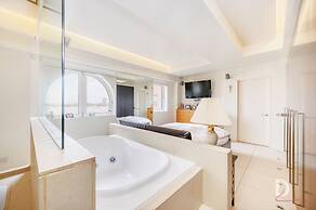 Beautiful 1 Bed on the River