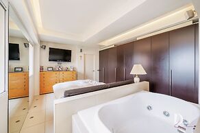 Beautiful 1 Bed on the River