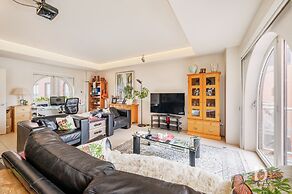 Beautiful 1 Bed on the River