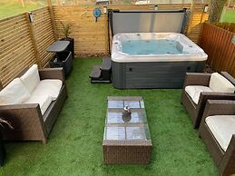 Lovely Semi-rural Caravan & Hot Tub - Sleeps Fam 6