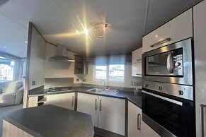 2 bed Platinum-sleeps 6-decking-free Parking
