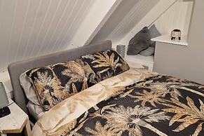 2 Bed Annex Sleeps 6, 7 Min Drive From the Beach!