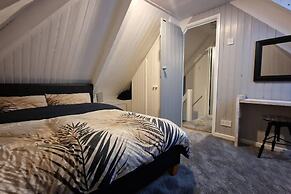 2 Bed Annex Sleeps 6, 7 Min Drive From the Beach!