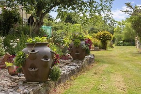 2 Bed Annex Sleeps 6, 7 Min Drive From the Beach!