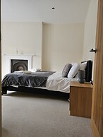 Town Center Modern Apartment 10