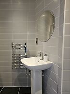 Town Center Modern Apartment 10