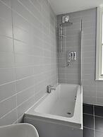 Town Center Modern Apartment 10