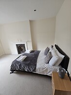 Town Center Modern Apartment 10